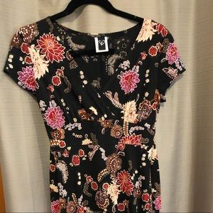 Women’s tie-back dress.